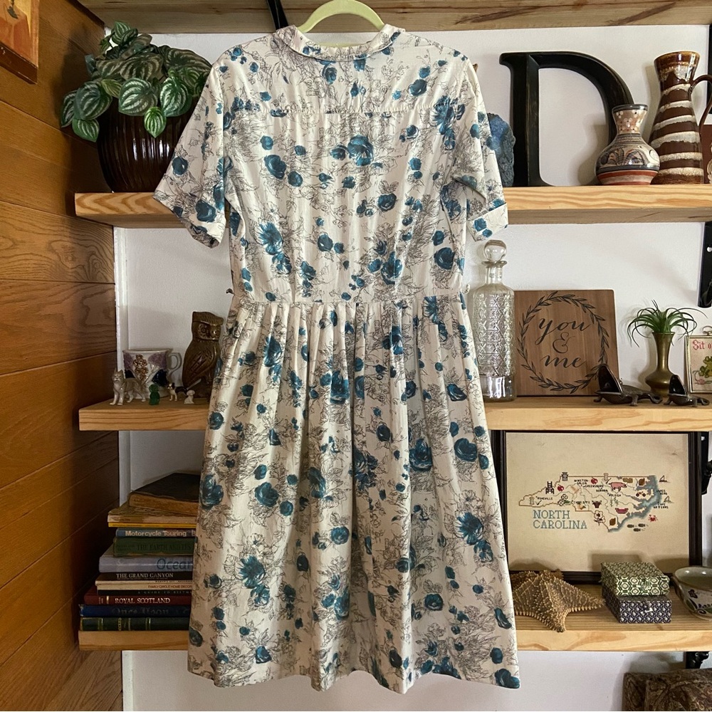 Vintage 1950s blue and white mid century floral fit and flare dress - Picture 5 of 6
